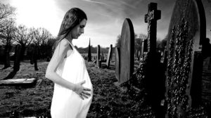Беременная женщина на кладбище фото