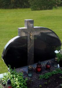 Четырехконечный крест на памятнике фото