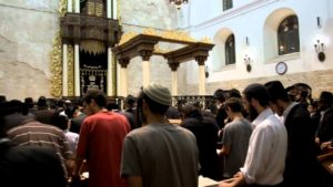 Молитва в синагоге фото
