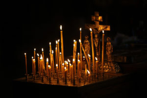 Панихида в церкви, свечи, фото