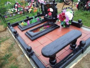Семейная могила с цветником из гранита фото