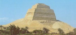 Внешний вид Медумской пирамиды фото
