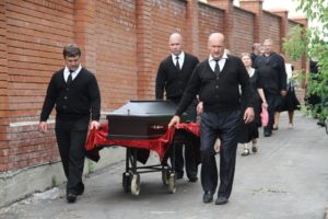 Вынос гроба усопшего похоронной бригадой фото