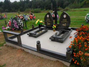 мемориальное надгробие на кладбище фото