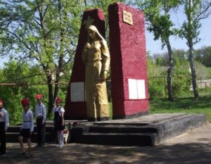 Памятник «Скорбящая Мать», Воронежская область, поселок Волошино фото