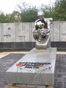 Памятник Скорбящая мать, г. Химки фото