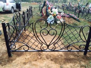 Покрашенная ограда на кладбище фото