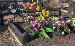 Искусственные цветы на могиле фото