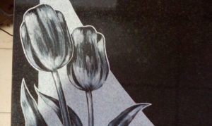 Изображение тюльпанов на памятнике фото