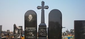 Католический крест из черного гранита с памятниками фото