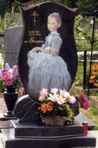 Надгробная плита с изображением девочки во весь рост фото