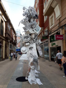 Памятник Матери в отпуске по уходу за ребенком в Испании фото