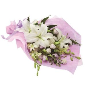 Композиция из белых лилий в фиолетовой упаковке фото