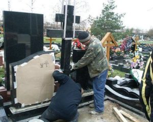 Процесс реставрации памятника на кладбище фото
