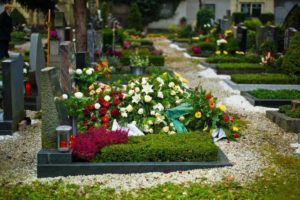 Большие букеты цветов на могиле фото
