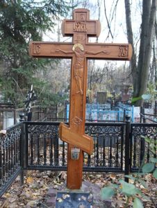 Резной деревянный крест на могиле фото