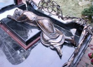 Скульптура из бронзы на могиле фото