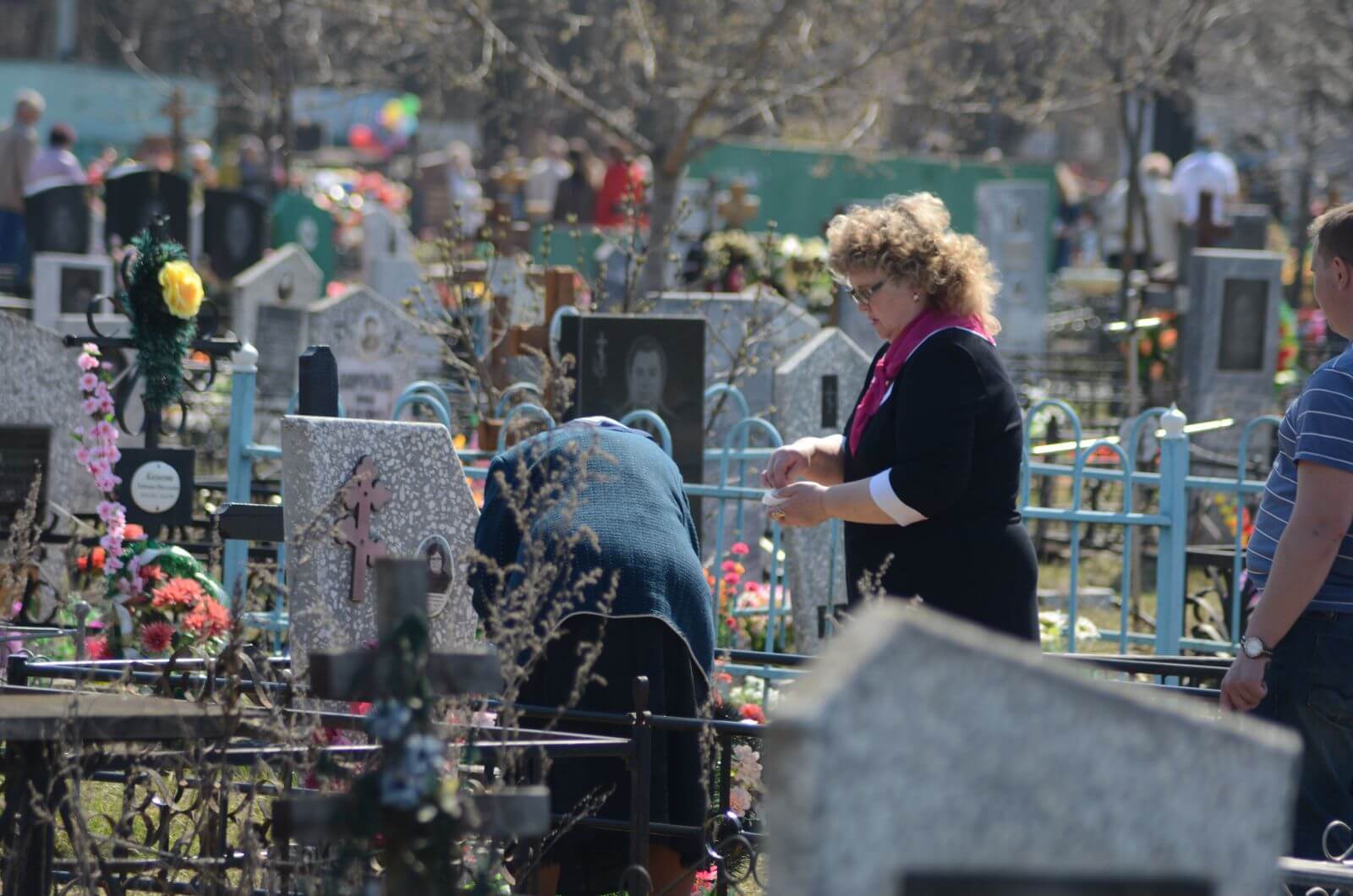 Посещают ли кладбище в воскресенье. Пасха на кладбище. Пасха люди на кладбище. На Пасху ходят на кладбище.