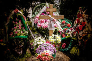 Цветы на могиле фото