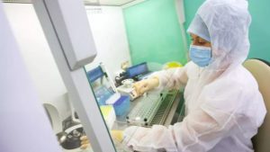 Лаборант делает анализы на коронавирус